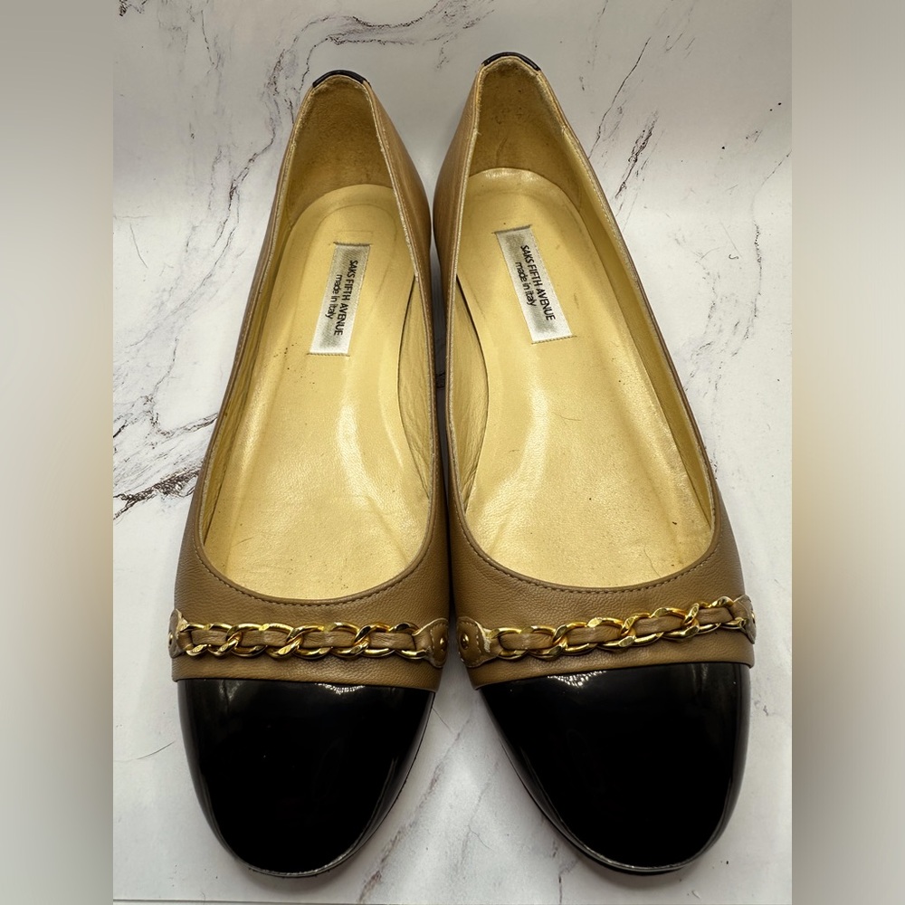 Vtg Saks Fifth Avenue Beige Taupe Black Leather Flats Size 8.5 B Made in Italy